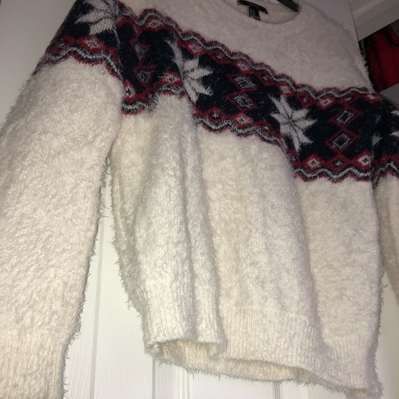 Two warm patterned sweaters - Picture 3 of 6